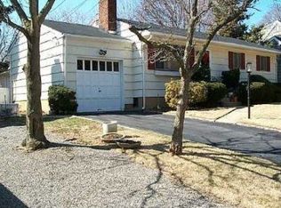 8 Terry Ln, Bayville, NY 11709