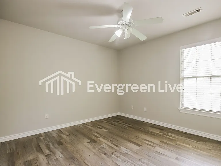 832 Oakwood Ct — Photo 10