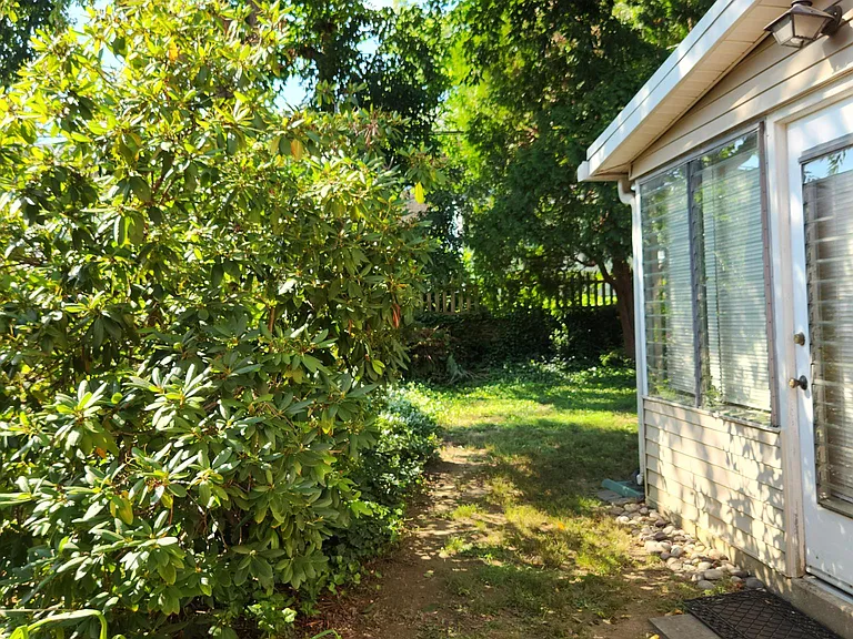 Side path 
to rear yard