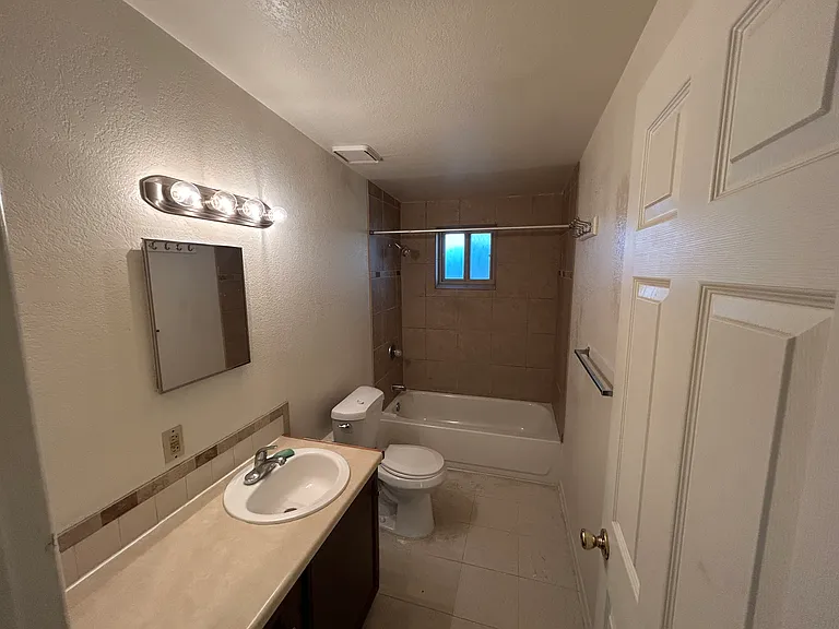 732 W 44th St — Photo 8