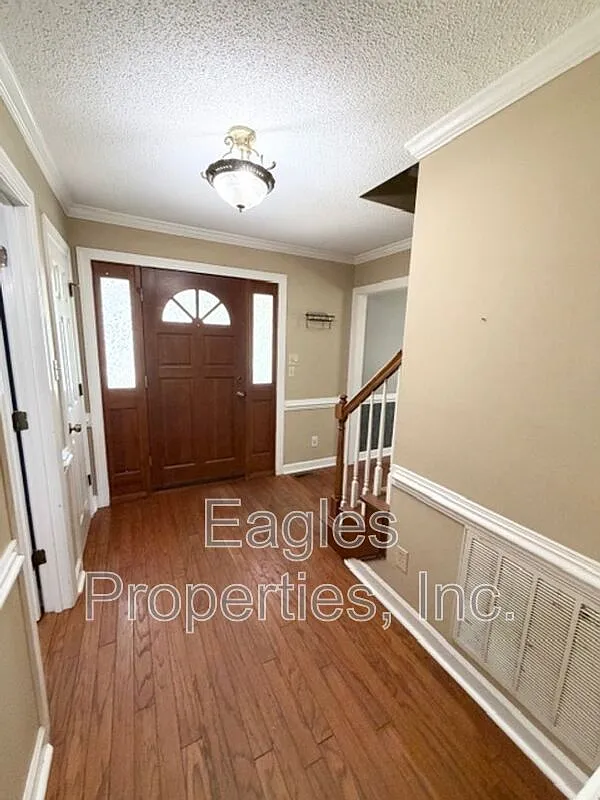 4 bed, 2.5 bath, $2,200 — Photo 2