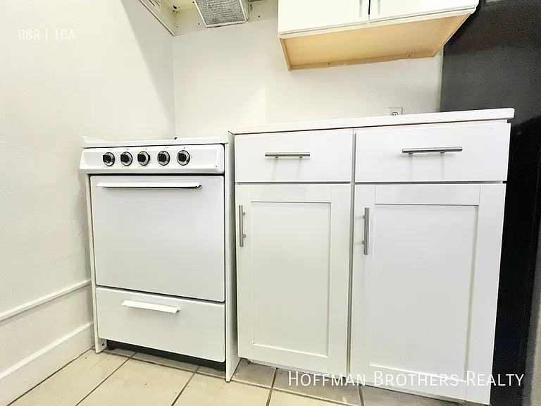 1735 N Gramercy Pl #211 — Photo 3
