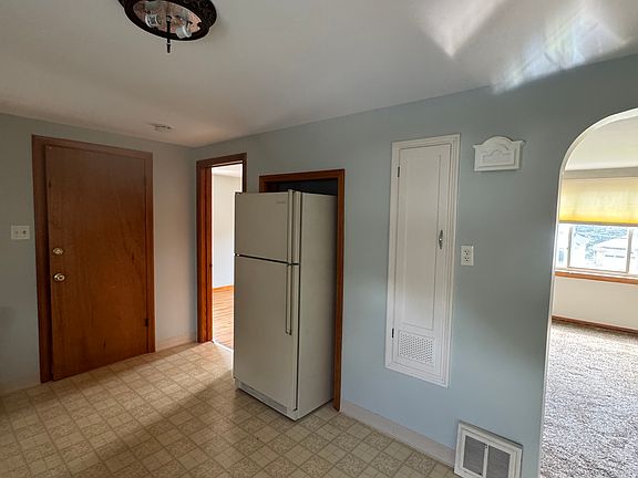 4th image of 38 Greenwood Ave Floor 2