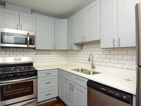 3rd image of 7319 N Rogers Ave Unit 203