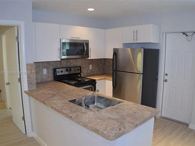 718 SE 13th St #4 — Photo 5
