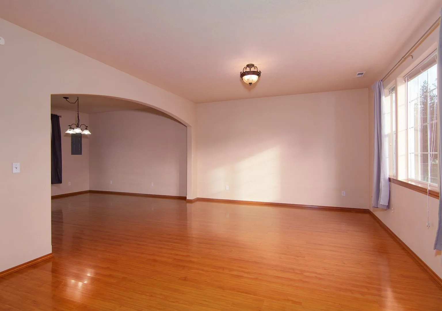 **August Availability** Nicely updated 3 Bedroom 2.5 Bath with large living / Dining area and att... — Photo 1