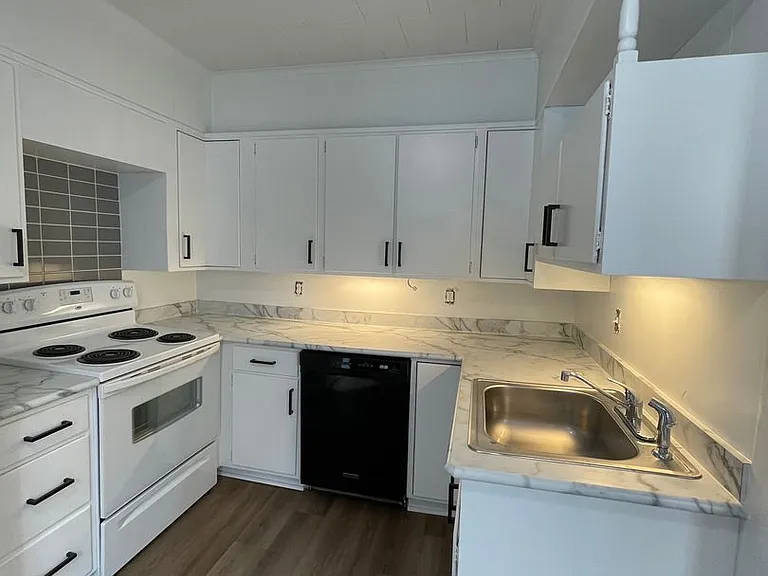 748 Stewart St — Photo 4
