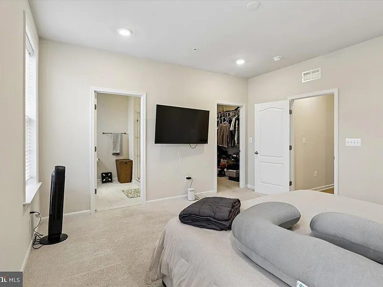 10800 Blanton Way — Photo 10