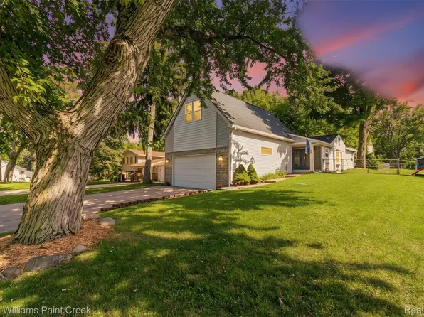 3155 Beaumont Dr, Highland, MI 48356