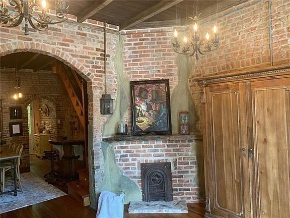 4th image of 625 Burgundy St #1