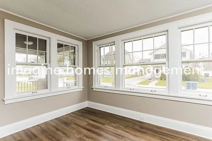 3 bed, 1.0 bath, 1372 sqft, $2,195 — Photo 4