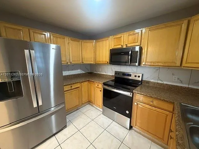 2571 NW 5th St — Photo 7