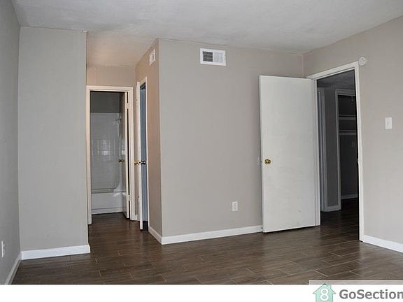 4th image of 5625 Antoine Dr #1401