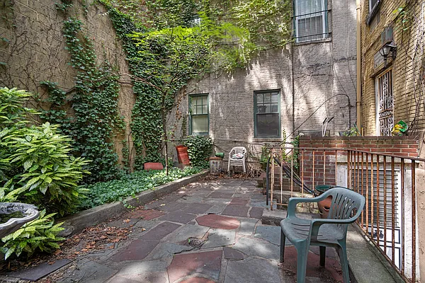 Sold by Compass | media 22