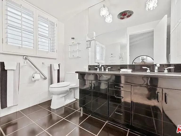 4363 Hayvenhurst Ave — Photo 15