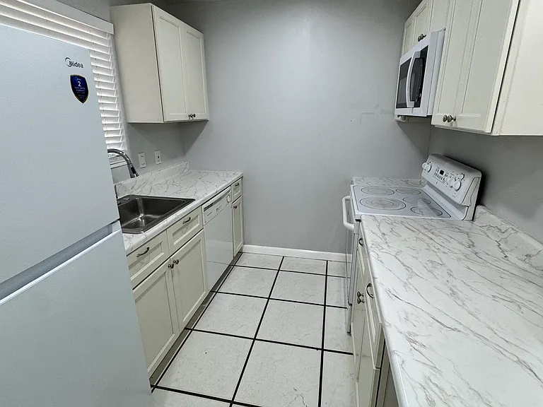 4230 NE 3rd Ave — Photo 3