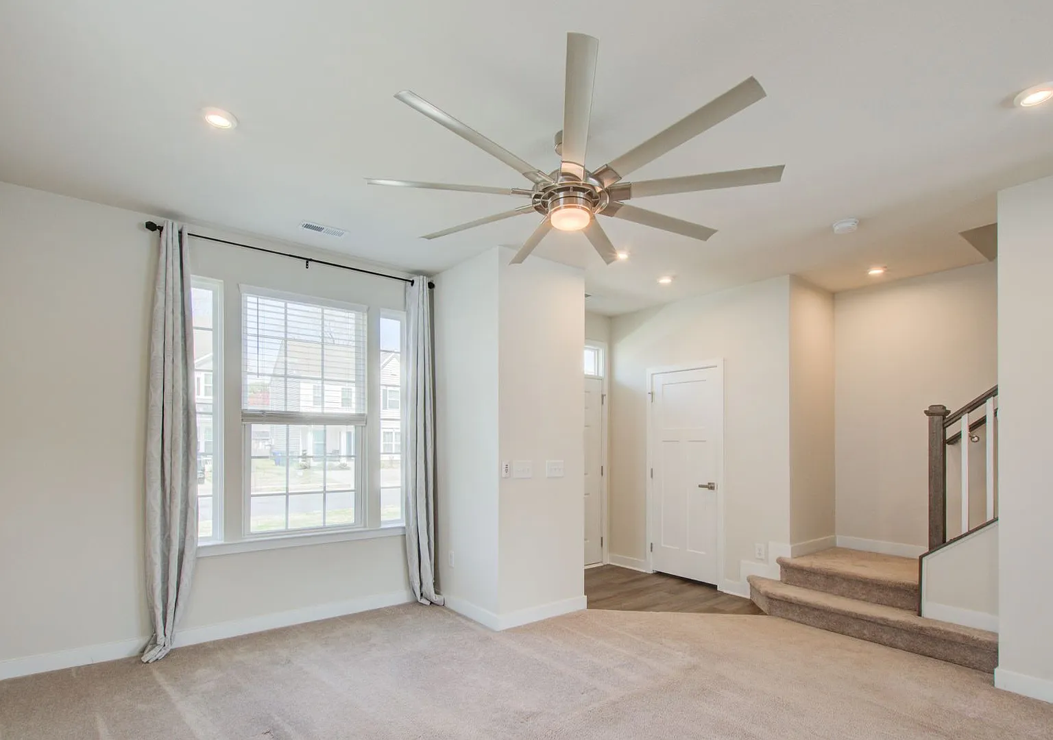 Like New End Unit Townhome, 3 Bed 2.5 Bath — Photo 3