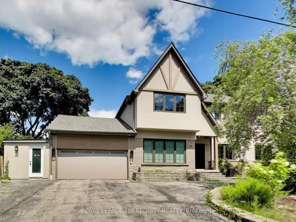 1621 Skyline Dr, Mississauga, ON L5E 2W9