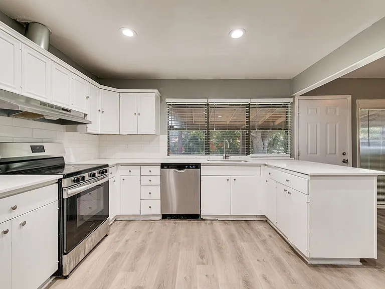 5010 Wildbriar Dr — Photo 9