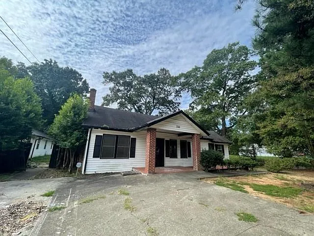 1544 Venetian Dr SW photo 1