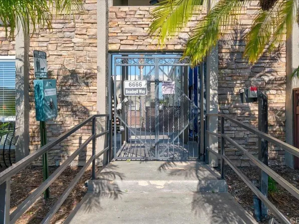 6666 Beadnell Way Unit 2, San Diego, CA 92117