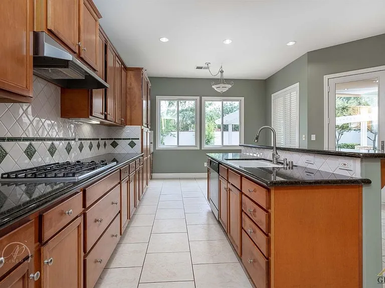 2722 Oakley St — Photo 11
