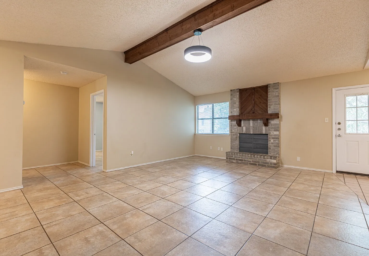 3 bed, 2.0 bath, 1326 sqft, $1,750 — Photo 4