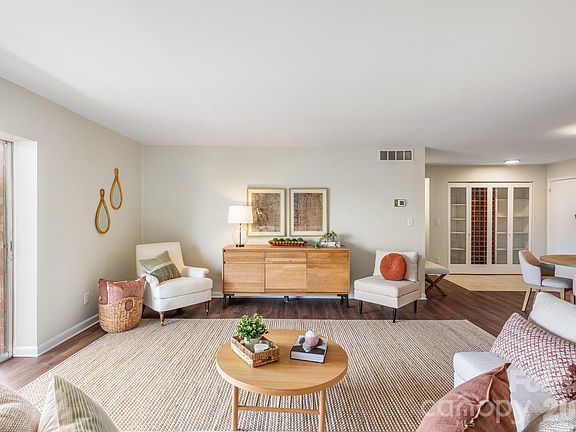 3rd image of 1323 Queens Rd Unit 324