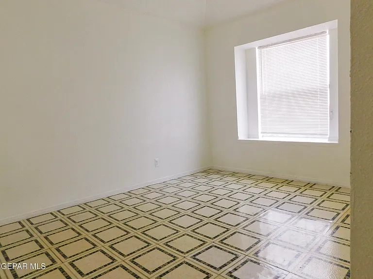 726 Medina St — Photo 24