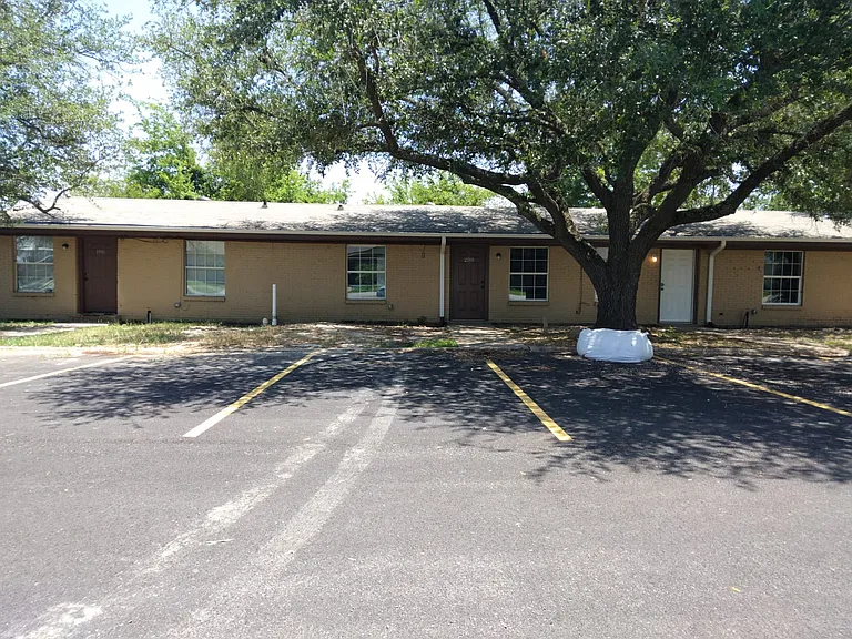 220 Bois D Arc St — Photo 2