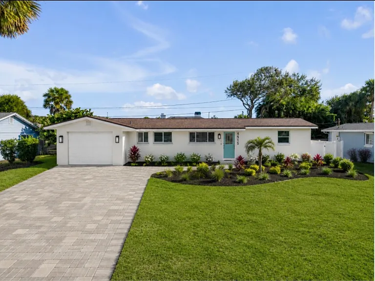 4515 Saxon Dr — Photo 1