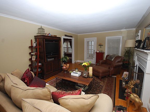 4th image of 210 N Elam Ave