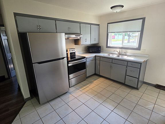 4th image of 836 Brighton St