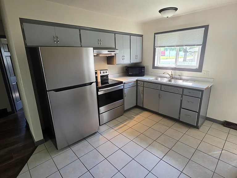 836 Brighton St — Photo 4