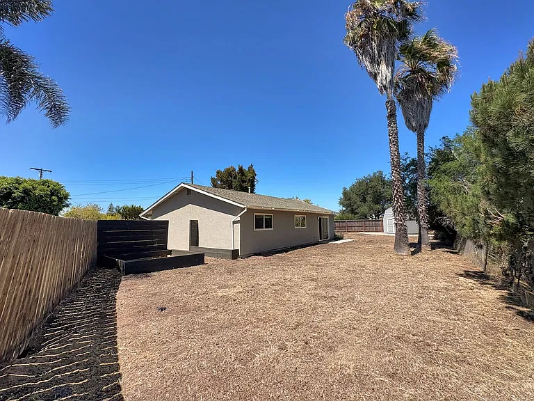 552 Luna Dr — Photo 16