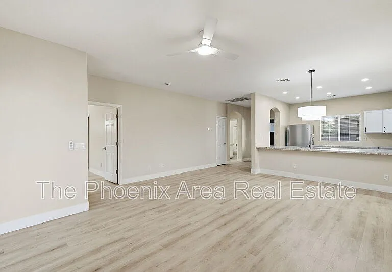 554 E San Carlos Way — Photo 2