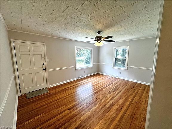 3rd image of 912 E Market St