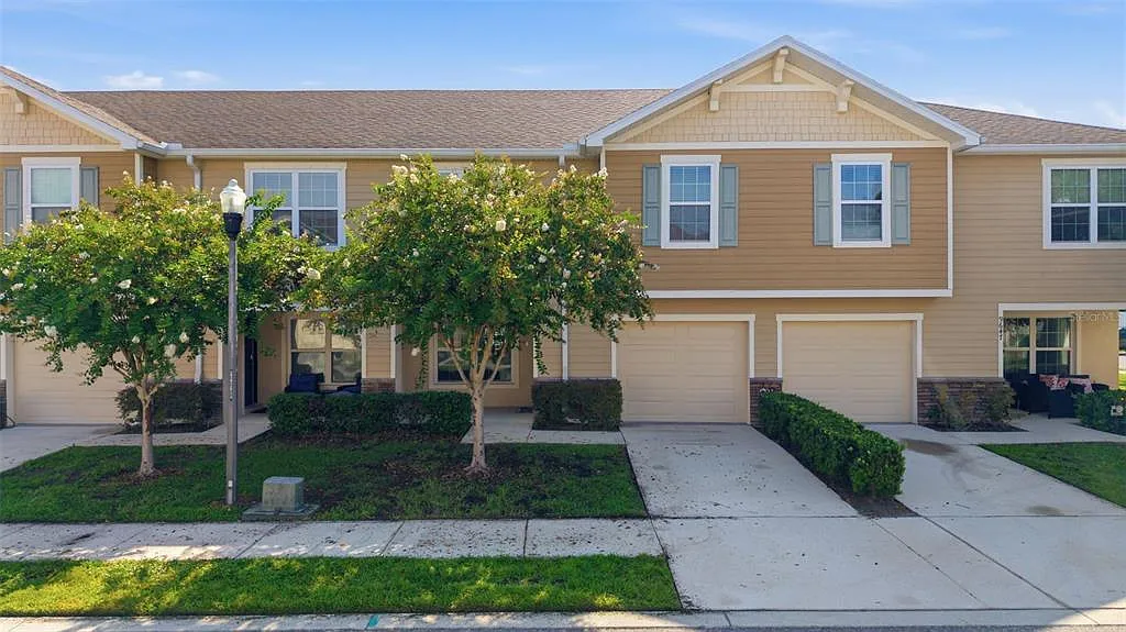 3 bed, 2.5 bath, 1627 sqft, $2,200 — Photo 2