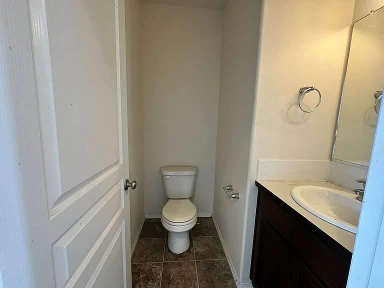 533 Derby St SE — Photo 3