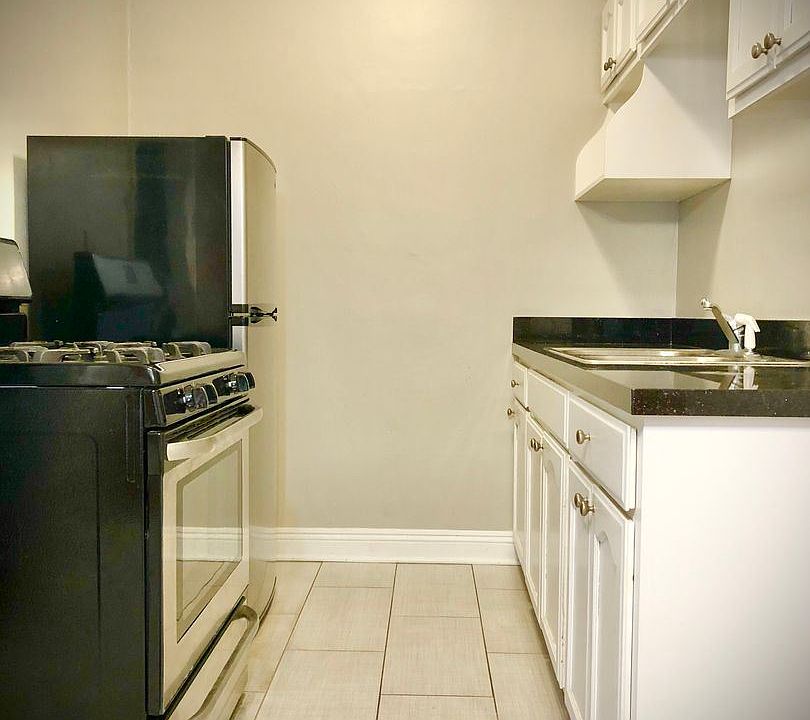 1st image of 427 S Mariposa Ave #10299338
