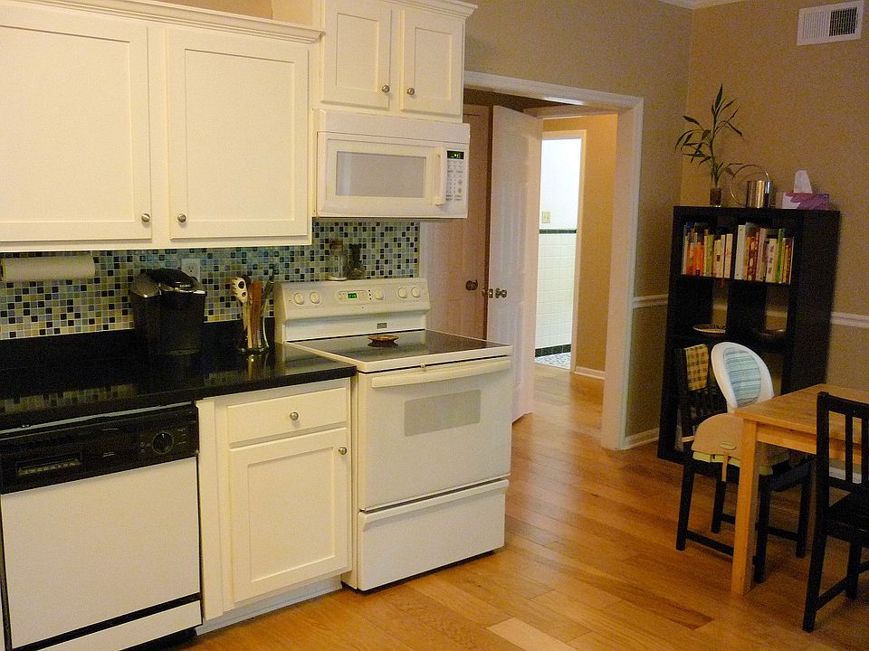 Large kitchen w/ hardwoods