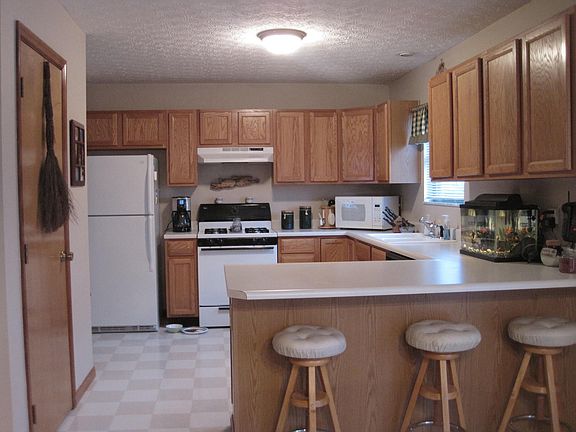 5th image of 878 Wallace Dr