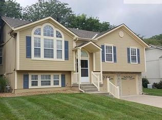 520 NE Topaz Dr, Lees Summit, MO 64086