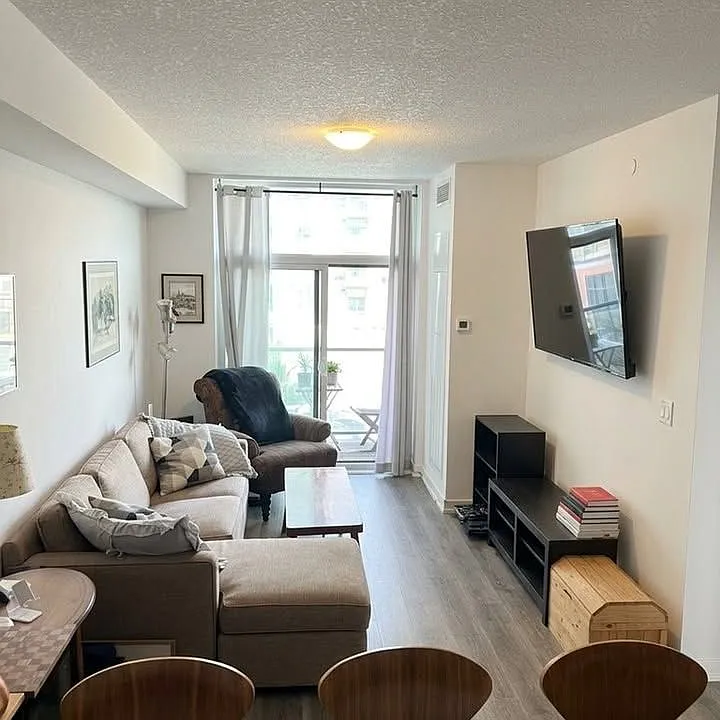 450 Dundas St E #221