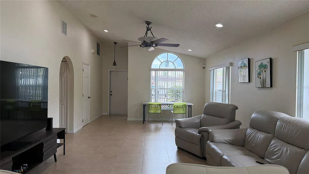 3 bed, 2.0 bath, 1315 sqft, $2,900 — Photo 4