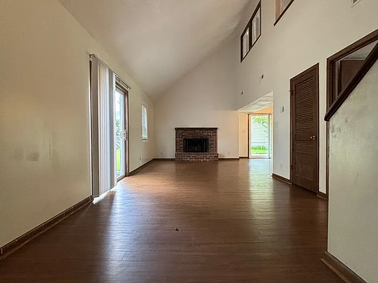124 E Saltwood Pl — Photo 9