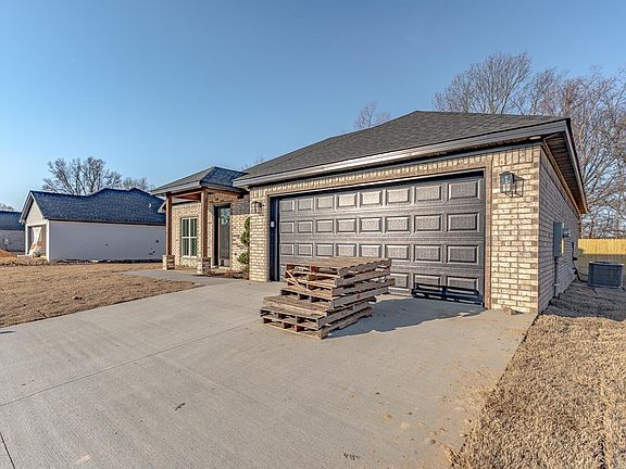 3rd image of 219 Woodland Trl