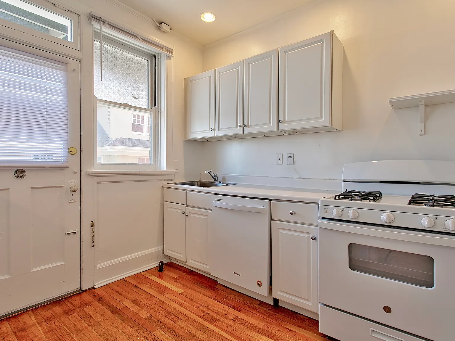 1 bed, 900 sqft, $1,195 — Photo 4