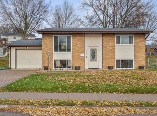 3509 Hillcrest Rd, Dubuque, IA 52002