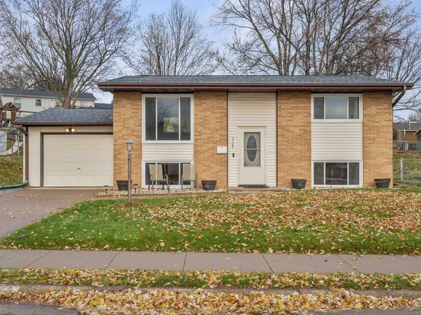 3509 Hillcrest Rd, Dubuque, IA 52002